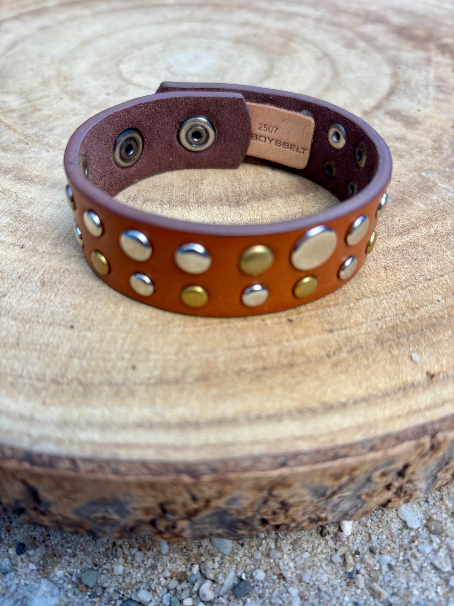 Leren armband bruin met goud en zilver studs