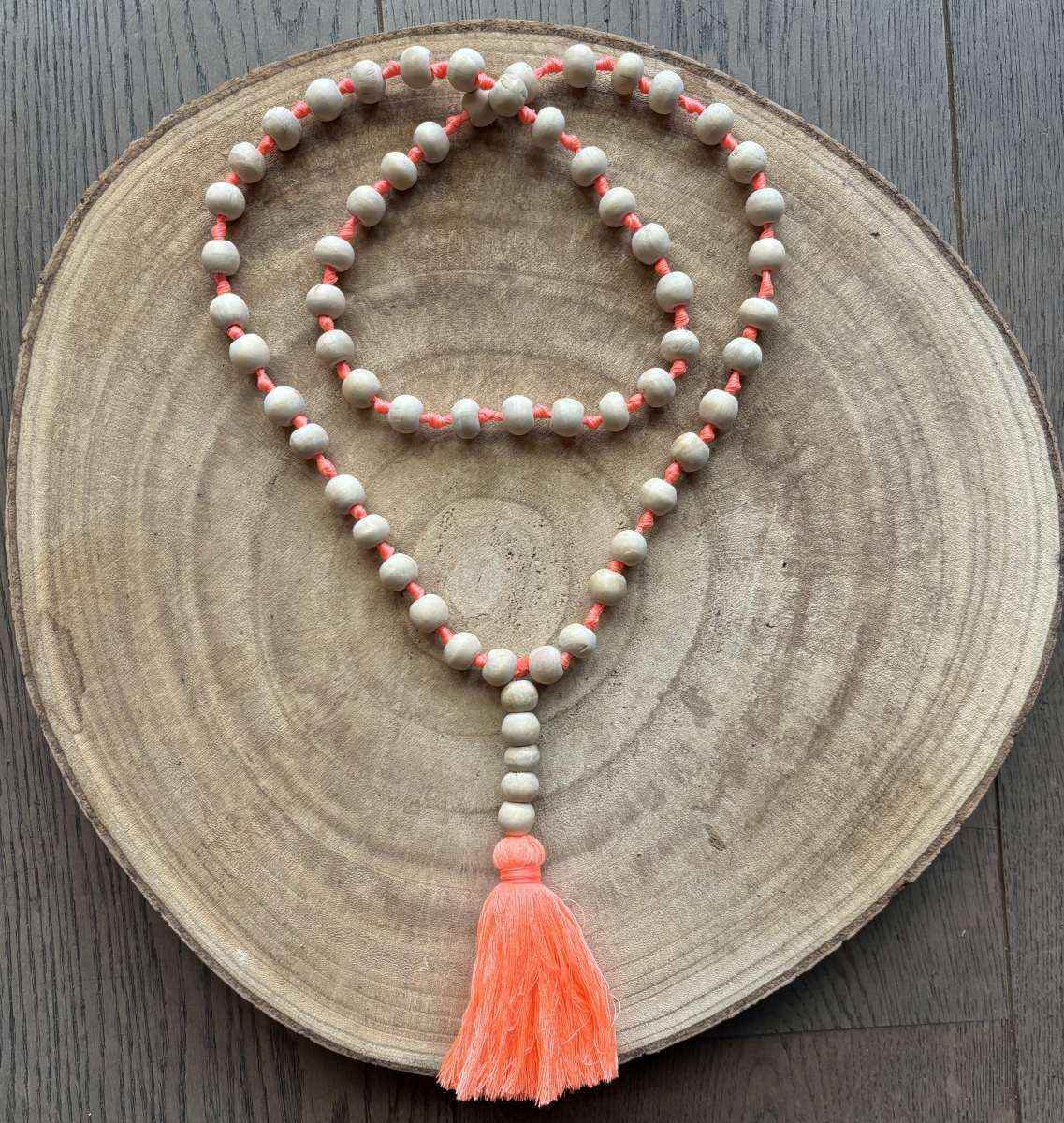 Dames ketting met Naturel kraal en fluor Oranje kwast - SEsonique