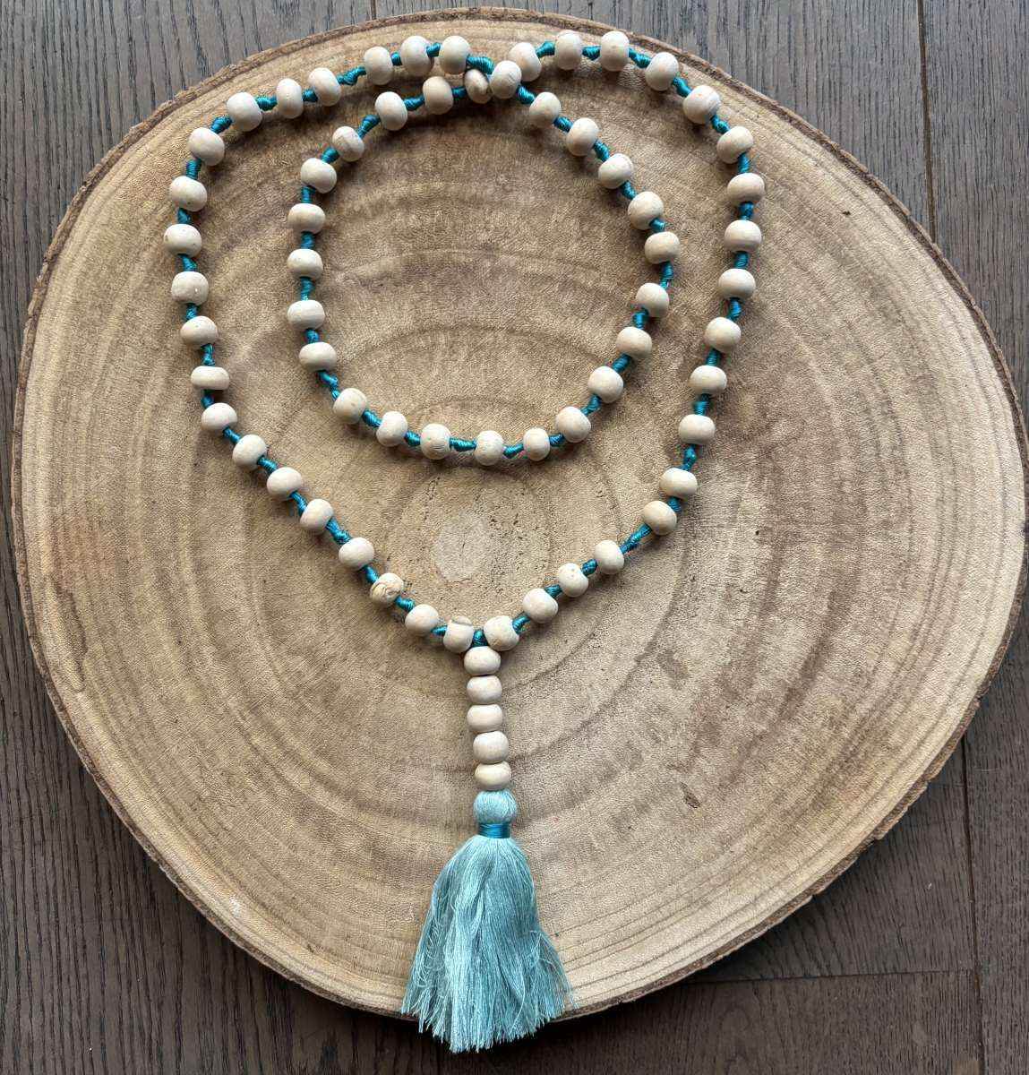 Dames ketting Naturel kraal met Aqua kleurige kwast - SEsonique