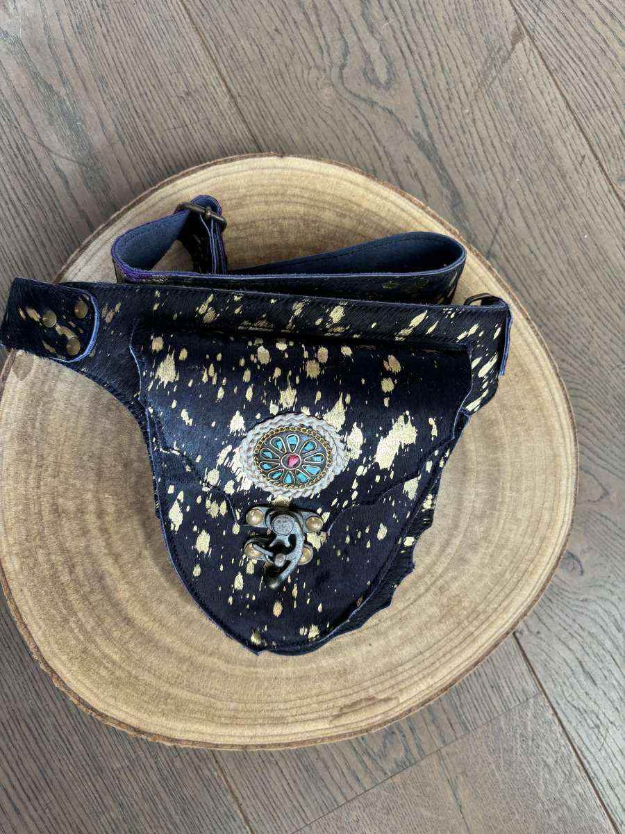 Heuptasje kleur blauw/paars met goud en gekleurde steen - SEsonique