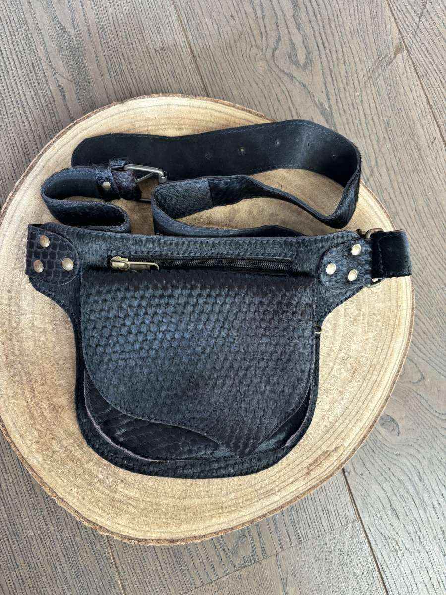 Heuptasje suede vierkant met puntklep - SEsonique